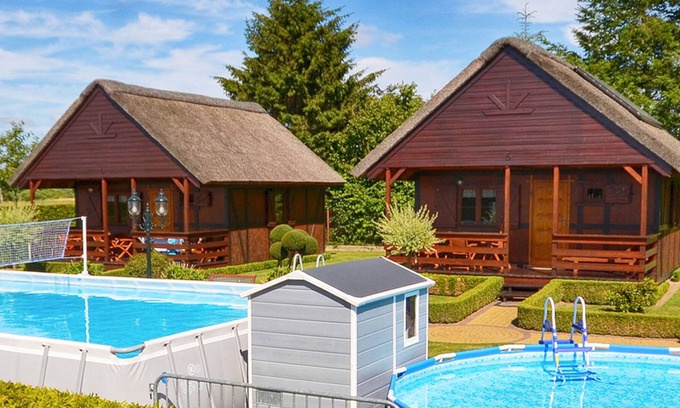 Darlowo Cottage | Cozy Cottage in Domaslawice with Swimming Pool