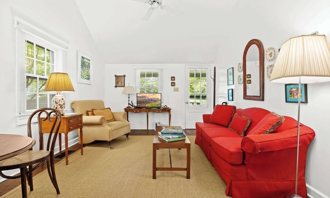 Prospect Apartment | Cozy Cottage in Smithsonian's of American Gardens!