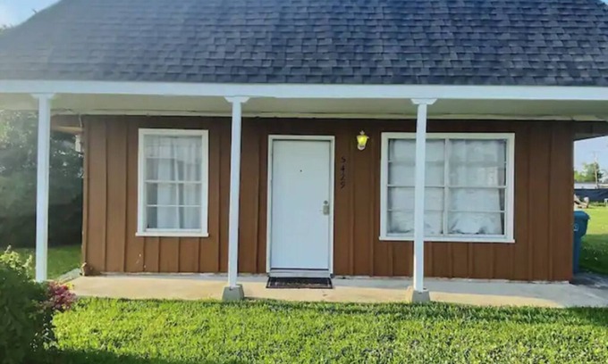 Lake Charles House | Cozy Cottage on Broad great for long-term stays