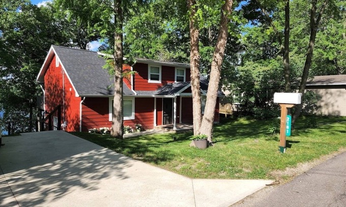 Columbia City House | Cozy Cottage on Cedar Lake with Children's Club House. Perfect For Familiesn