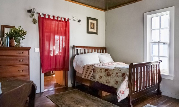 Bastrop Cottage | Cozy Cottage on Historic Property near Lost Pines Forrest and Bastrop State Park