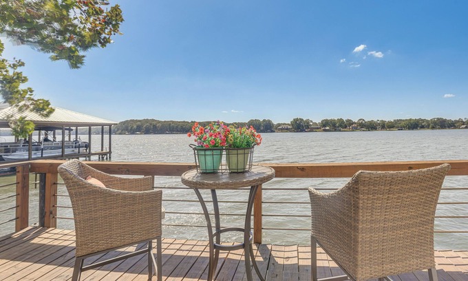 Wilsonville Cottage | Cozy Cottage on Main Channel of Lay Lake