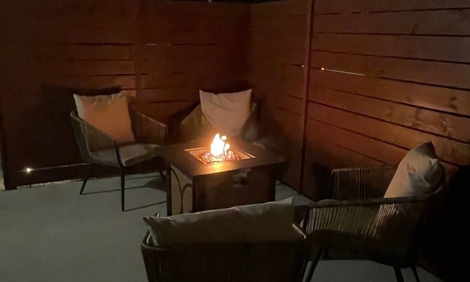 Lake Mary Cottage | Cozy Cottage Retreat – Queen Bed, Fire Pit & Private Lanai