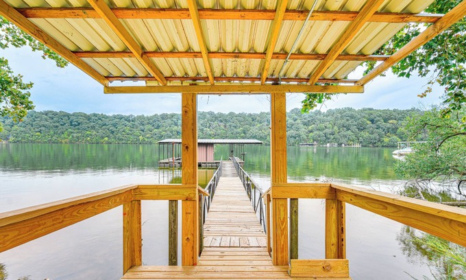 Barnett Cottage | Cozy Cottage w/Deck: Walk to Lake of the Ozarks!