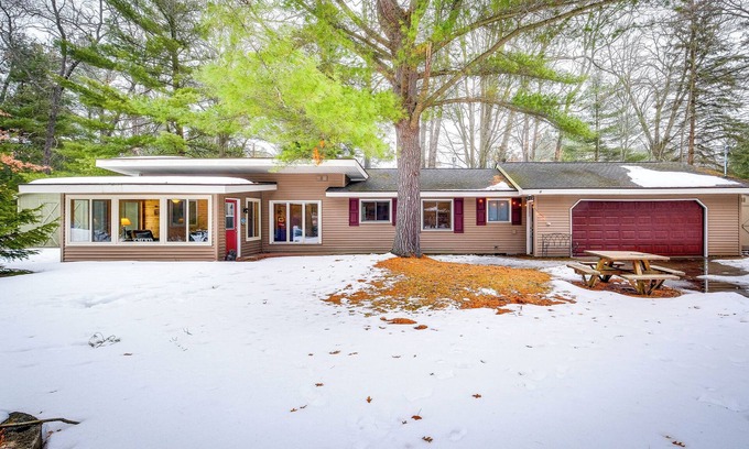 Higgins Lake Cottage | Cozy Cottage w/Sunroom - Walk to Higgins Lake!