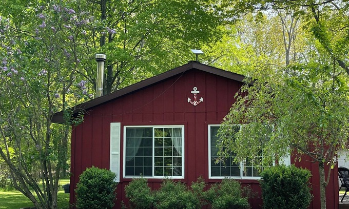 Port Austin Cottage | Cozy cottage with natural fire place!