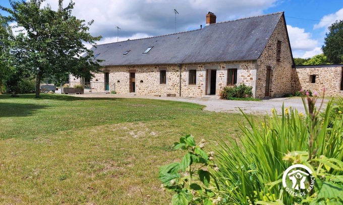 Saint-Ouen-des-Toits Cottage | Cozy Countryside Home with Private Garden, Near Laval - 4 Bedrooms, Pet-Friendly, Ideal Location