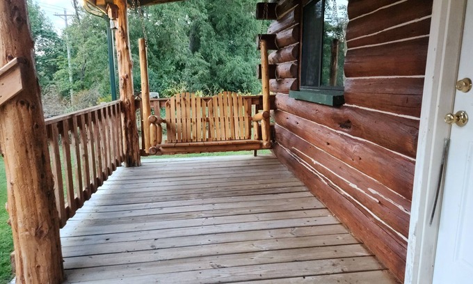 West Union Cabin | Cozy Country Cabin close to West Union!