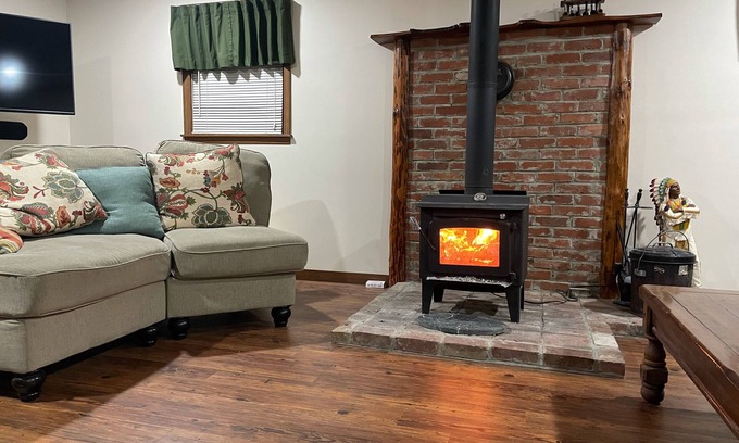 Corydon Cabin | Cozy Country Cabin Getaway now w/WIFI!