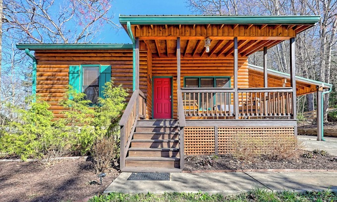 Elf Cabin | Cozy Cove Retreat - by Chatuge Home Concierge Private Swim Dock, kayaks, grill