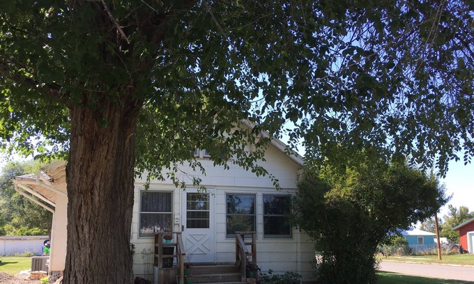Hardin Cottage | Cozy Craftsmam Cottage close to Little Big Horn Battlefield and IHS.