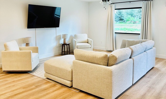 Sheridan Apartment | Cozy Creekside Retreat