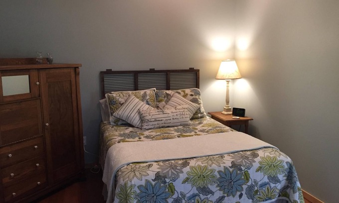 East Boothbay House | Cozy Detached Guest Cottage on Mill Pond