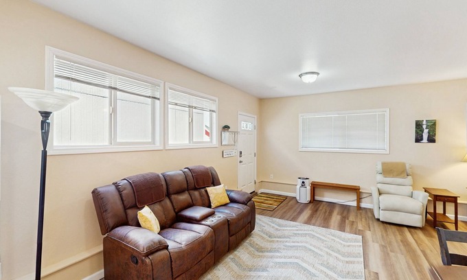 Coburg Apartment | Cozy dog-friendly studio, fast WIFI, A/C and in-unit washer & dryer