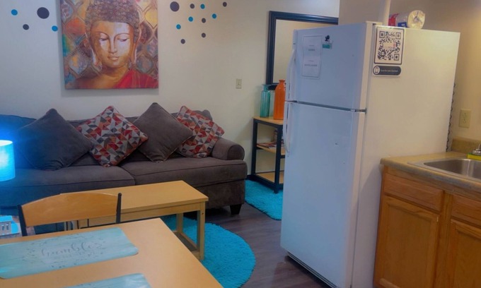 Downtown Pittsburgh Apartment | Cozy Downtown Apartment | TV & Walkable Location