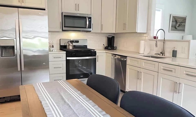Southeast Pensacola Cottage | Cozy Downtown Cottage! Dogs Welcomed!