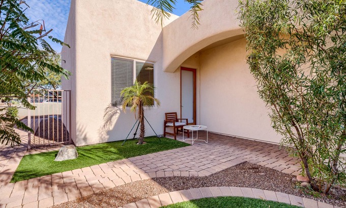 El Montevideo Apartment | Cozy Downtown Tucson Studio Close to UofA & El Con Mall Shops Restaurants Movies