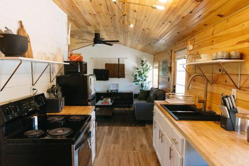 Pine Ridge House | "Cozy Dumplin" - Warm & Modern Stay in RRG/Auxier