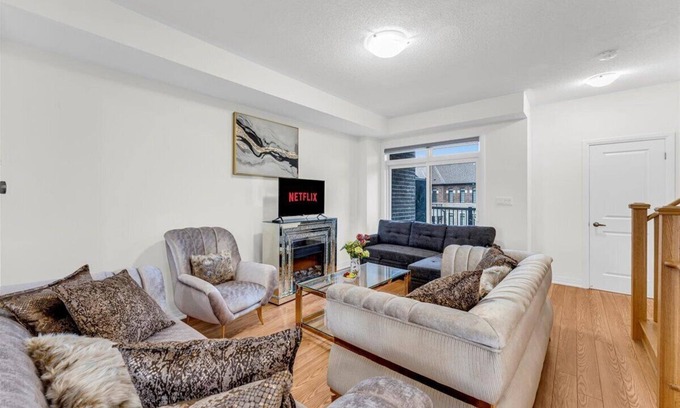 Brampton House | Cozy Escape in Brampton Bliss 6beds Wi-Fi