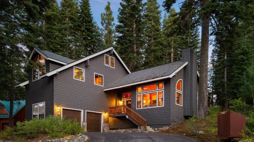 Truckee House | Cozy Escape w Hot Tub Deck & Access to Tahoe Donner & Skiing Alpenglow Chalet by AvantStay