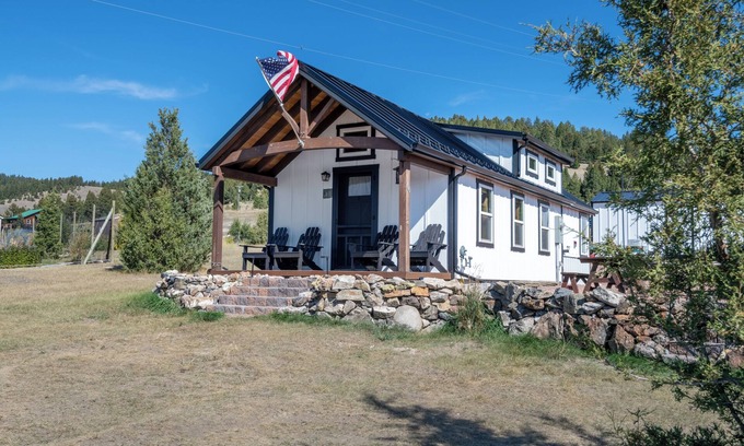 Philipsburg Cabin | Cozy Fall Loft Cabin for Couples - Walk to Downtown Philipsburg!