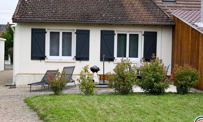 Villeneuve-sur-Allier Cottage | Cozy Family Home with Garden, Garage & Terrace near Moulins – Fully Equipped & Serene Retreat