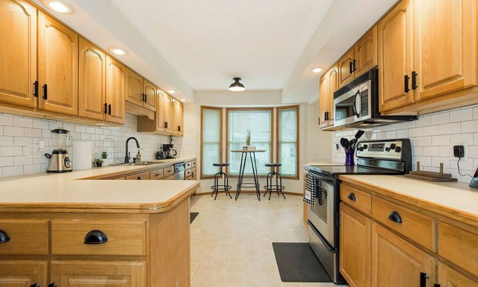 Raytown House | Cozy Family Fav/4bdrm2king sleeps 12