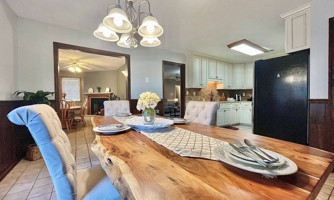 Ellendale House | Cozy Family Home with KING Suite