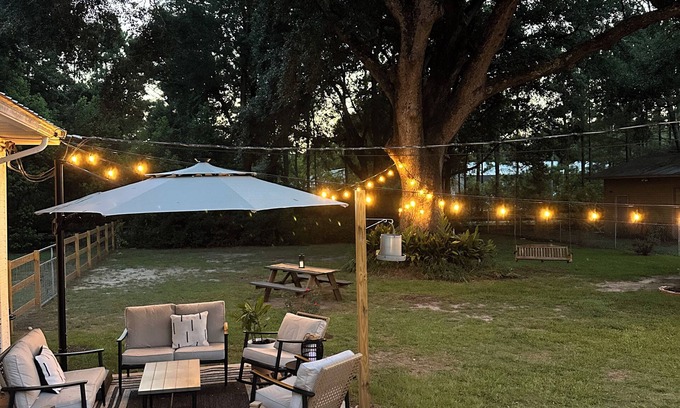 Fairhope House | Cozy Farmhouse 5 mins from downtown Fairhope and Pier - Pet-Friendly!
