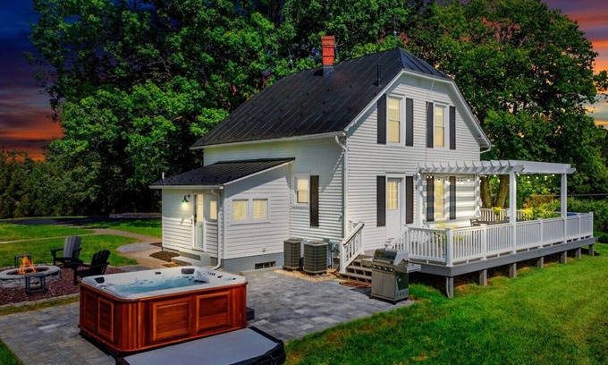Troutville House | Cozy Farmhouse with a Hot tub to die for and 4 person Sauna on 8 acres!
