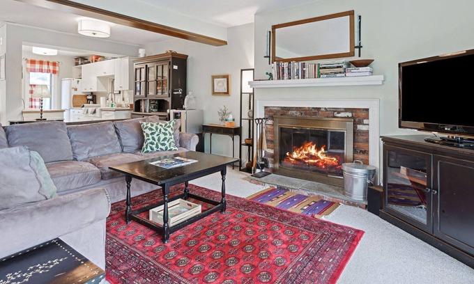 Quechee Condo | Cozy Fireplace, Pets, Club Access! | Saltbox 9A