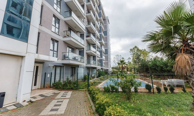 Aydınlı Mahallesi Apartment | Cozy Flat near Public Transportation in Tuzla