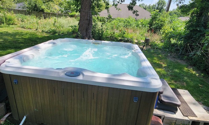 Columbia Apartment | Cozy for 2, Jacuzzi retreat, close to excellent park.