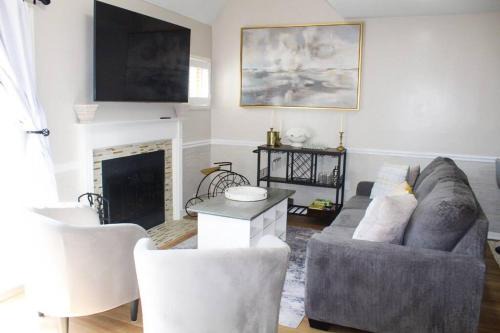 Norwich Apartment | Cozy French Style Villa- 3 Bed-Casino-Pools-Jacuzzi