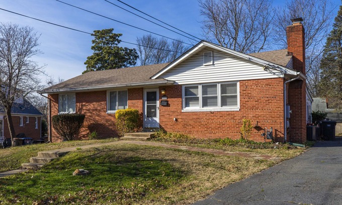 Seminary Hill Apartment | Cozy Furnished Home in Alexandria with Backyard Patio - Upstairs Unit Only