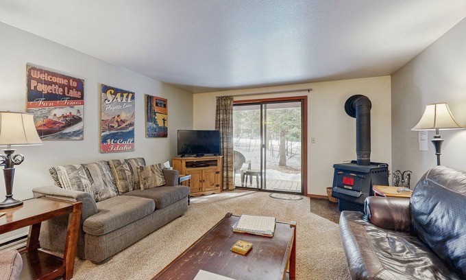 McCall Condo | Cozy Golf-View Condo with Pools, Hot Tub & Gym - Nearby Ski & Lake Access