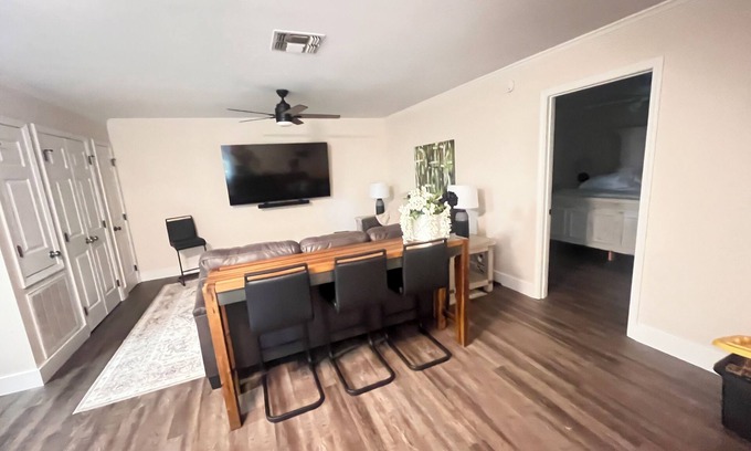 Broadmoor House | Cozy guest home on a .75 acre lot in Shreveport!