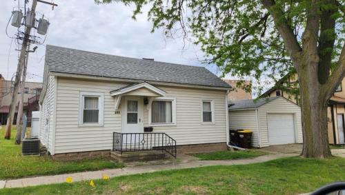 Harvard House | Cozy Harvard home just 1 block from the Metra UP-NW line for easy trips to Chicago or Lake Geneva