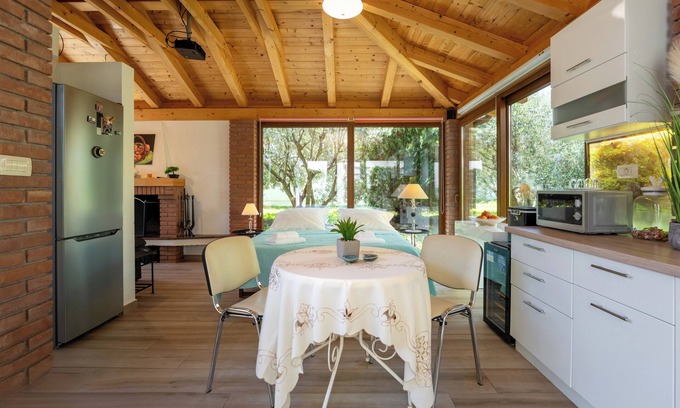 Vrvari Cottage | Cozy Holiday Home with Terrace & Jacuzzi - Poreč, Istria, Croatia