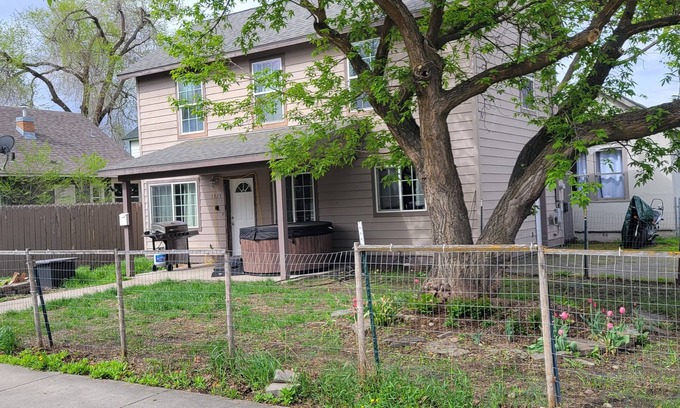 Westside House | Cozy home centrally located with a hot tub