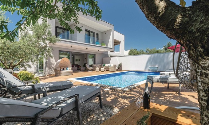 Cervar House | Cozy home in Cervar with sauna