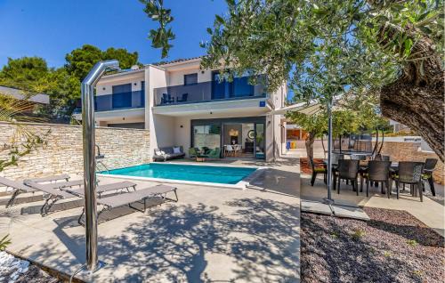 Fazana House | Cozy Home In Fazana With Kitchen