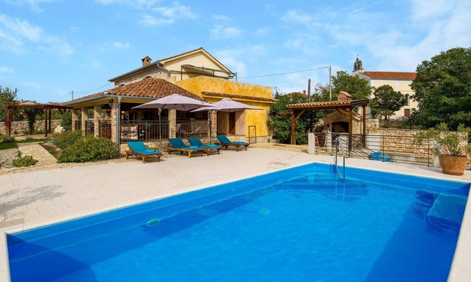 Kras House | Cozy home in Kras with WiFi