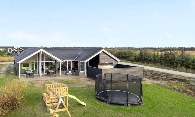 Nr. Lyngby House | Cozy home in Løkken with sauna