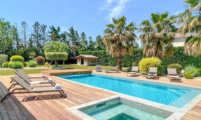 Maillane House | Cozy home in Maillane with kitchen