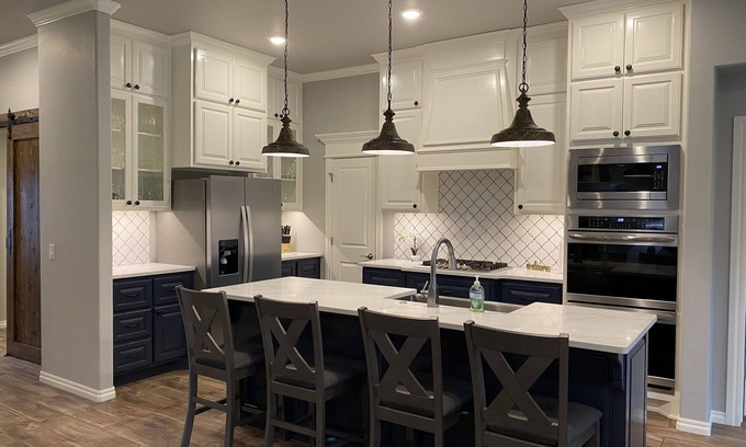 Yukon House | Cozy Home in NW OKC with 3 King Beds! 16 miles from Downtown and Pet Friendly!