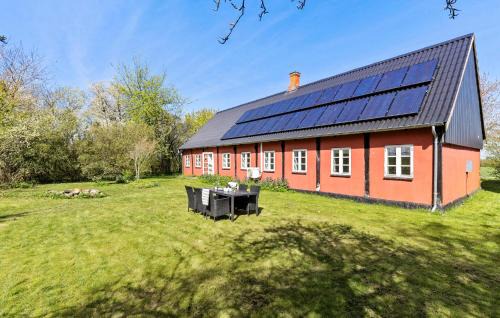 Østermarie House | Cozy Home In Østermarie With Kitchen