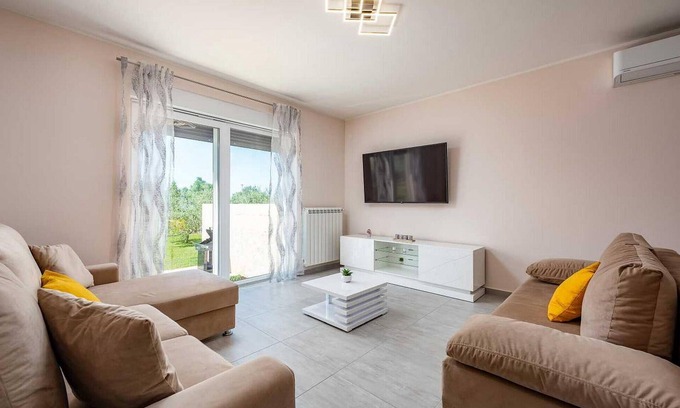 Cervar House | Cozy home in Porec with WiFi