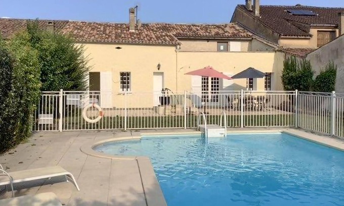 Saussignac House | Cozy home in Saussignac with kitchen