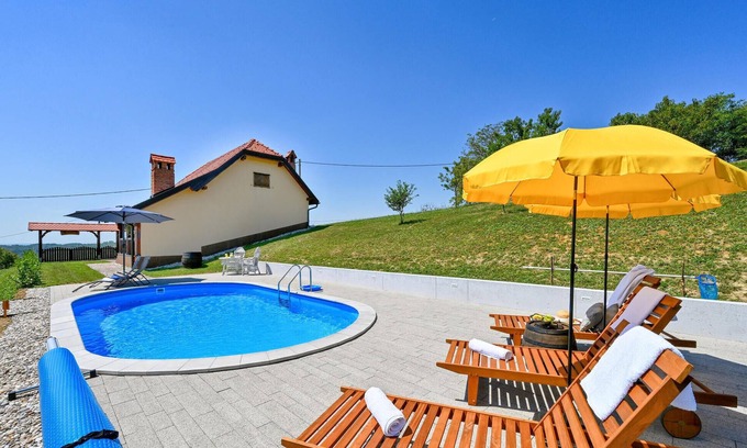 Jastrebarsko House | Cozy home in Slavetic with kitchen